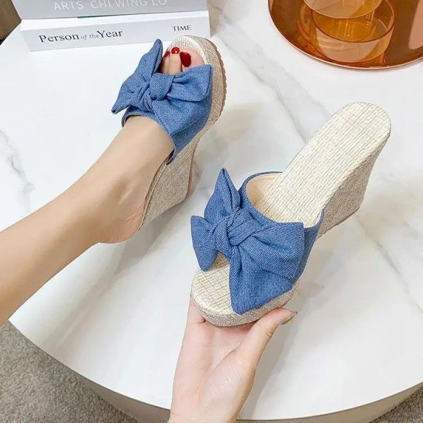 Slippers Slippers Femmes Summer Simes Platform Shoes Fashion Low Talèled Mules Butterflyknot Peep Tee sur un coin Pantofle Luxury High