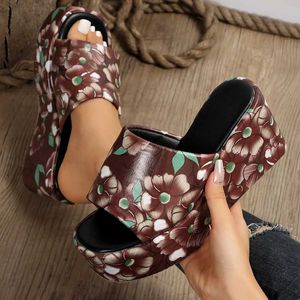 Pantoufles pantoufles femmes abstrait Peep Toe plate-forme coin curseur fleur ig anguilles plage marche Soes H2403266UH8