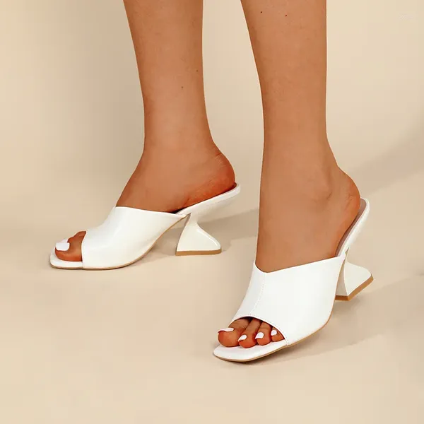 Pantoufles printemps et été chaussures pour femmes matelassées en cuir brillant plat talons hauts ensemble semi-noir blanc femme sandales