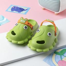 Zapatillas primavera lindo dibujos animados zapatos con agujeros transpirables niños niñas baño verano sandalias al aire libre zapatilla para niños