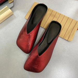 Slippers Square Head V-Bouth chaussures plates Femmes Do Old Leather Mueller 2024 Couleur métallique d'été Baotou Sandales à demi-drag
