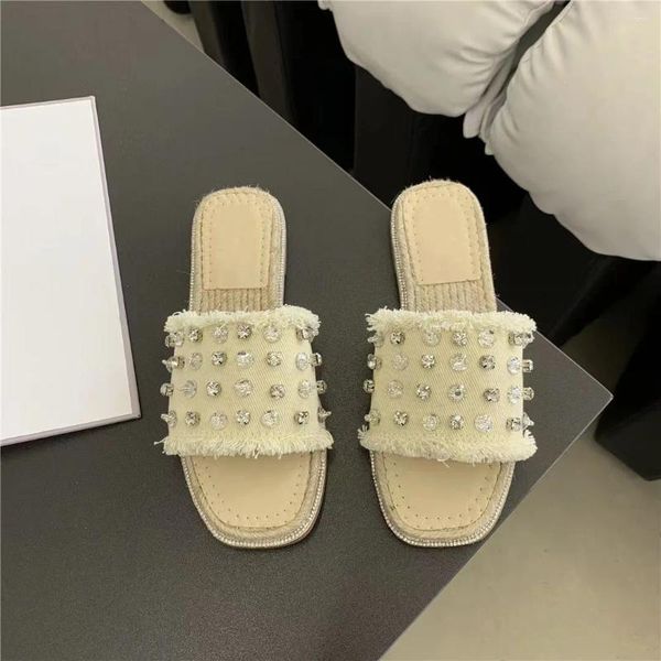 Zapatillas tejidas de paja para uso exterior, chanclas de verano para mujer, sandalias informales de suela suave con temperamento dulce, 2024