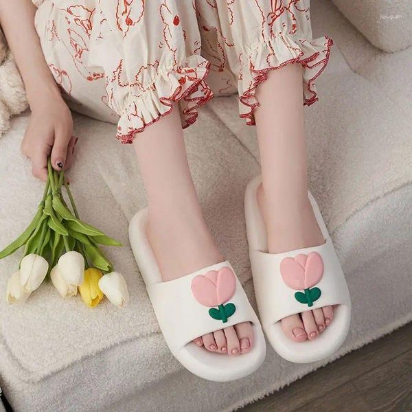 Zapatillas Verano 2024 Diapositivas de dormitorio Sandalias blancas suaves para mujeres y damas Zapatos para el hogar Plataforma de casa gruesa W Moda antideslizante