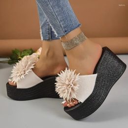 Pantoufles Été 2024 Sandales compensées Sandales de plage pour femmes Chaussures à plateforme Fleur Talons hauts Mode