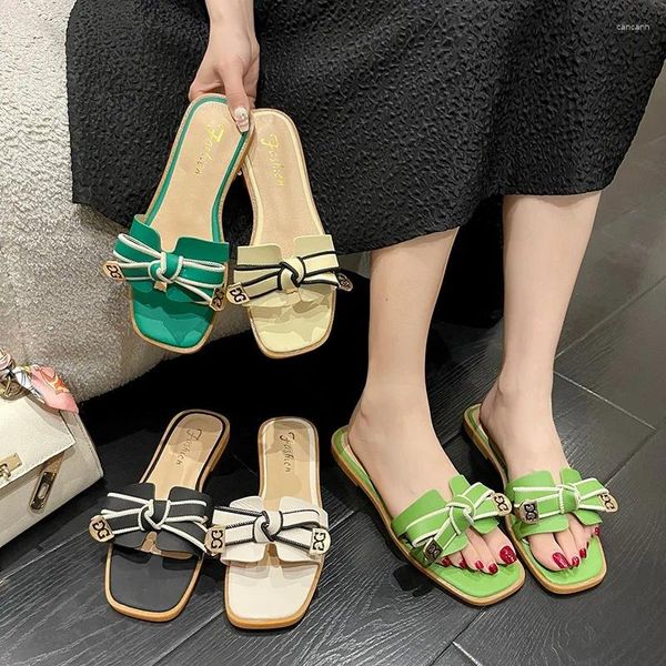 Zapatillas verano moda 2024 zapatos de niña versión coreana arco mujeres diseñador sandalias cabeza cuadrada