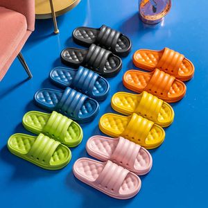 Slippers zomer thuis slippers dikke bodem zachte niet-slip glijbanen doucheplatform slipper massage zolen mannen vrouwen schattige badschoenen r230208