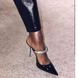 Zapatillas Verano Punta estrecha Patente de diamantes de imitación con vestido de banquete Zapatos de tacón de aguja Sandalias planas de gran tamaño personalizadas para mujer