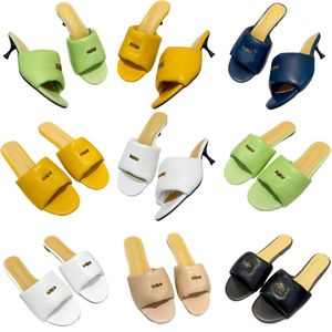 Slippels zomer sexy hoge hakken nieuwe modeontwerper schoenen top lederen strandschoenen klassiek merk sandalen metalen brief buiten schoenen open teen non -slip schoenen snoep