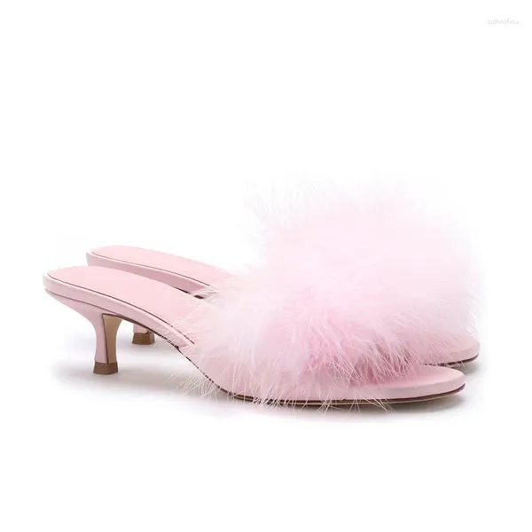 Pantoufles d'été douces pompes à talons bas sandales design plumes bout rond Sandalias Femininas une bande de caractère rose femmes chaussures