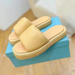 Pantoufles d'été épais fond de cuir authentique matériau féminin plate-forme de sandale confort