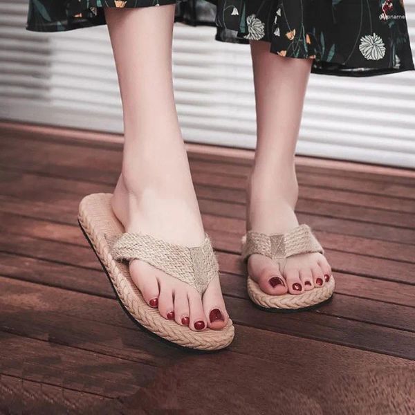 Zapatillas Tendencia de verano Cuerda Herringbone Mop Hierba Tejida Fondo plano para mujeres que usan zapatos de playa antideslizantes simples y coo