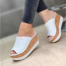 Zapatillas Cuaradas de verano bocas retro sandalias de gran tamaño para mujeres plataforma de tacón alto color sólido sandalias 240419