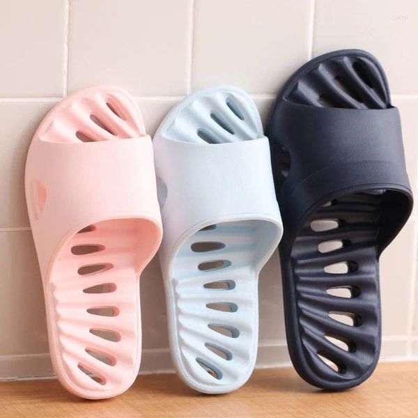 Pantoufles d'été femmes à la maison sofle sole tongs tongs el de salle de bain nécessité sandales creux eva non glissade