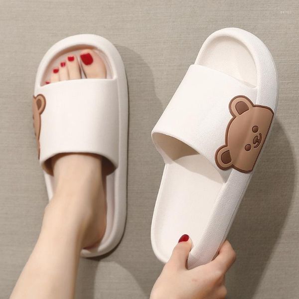 Zapatillas de verano para mujer y hombre, chanclas de baño interior con suela suave antideslizante, chanclas de oso de dibujos animados para el hogar, sandalias de playa, zapatos para mujer