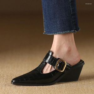 Slippers Summer Femmes Mules Chaussures en cuir authentiques pour les couvertures Toe Centures Boucle de ceinture Sandales noires pointues