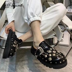 Slippers Zomer Vrouwen Schoenen Punk Metalen Klinknagel Charms Zwart PU Muilezels Slip Op Outdoor Platform Moderne Slippers Casual Schoenen Voor vrouwelijke 230209