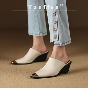 Slippers taoffen mode dames echte lederen metalen decoratie zachte vrouwen buiten zomerse wig dames vakantie schoenen