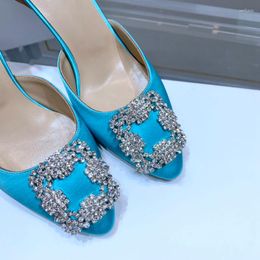 Des chaussons La robe de mariée de la demoiselle d'honneur Des chaussures à talons hauts Des sandales et la moitié étaient décorées de diamants d'eau