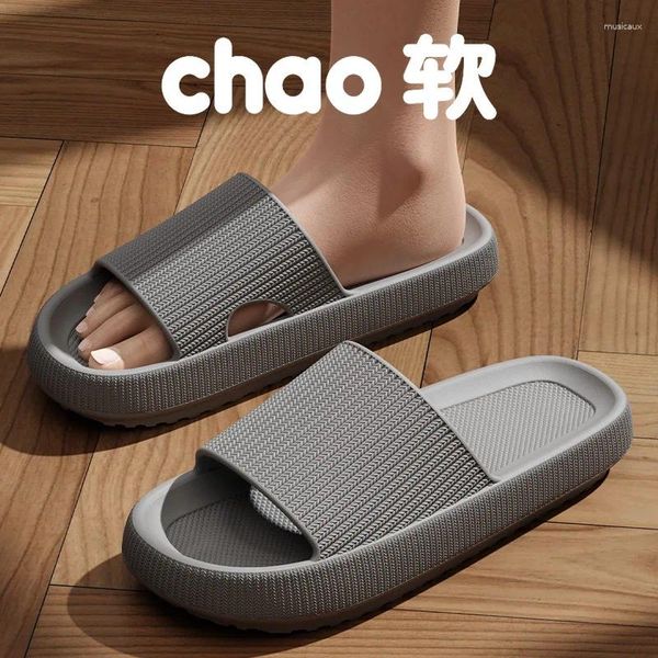 Slippers épais Le fond de marchés sur la sensation de vêtements d'été pour hommes étape intérieure maison Utilisez un couple de bain sans glissement en gros en gros