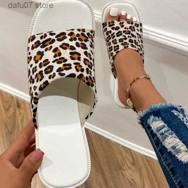 Slippers épaisses pantoufles à imprimé léopard pour les femmes à porter à l'extérieur en été avec des talons en pente à gâteau éponge et des sandales de plage H240410