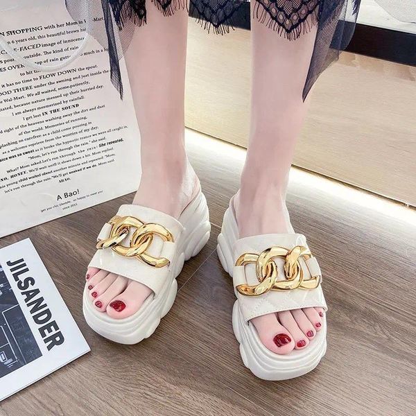 Sandales de semelles épaisses à ganters pour femmes pour femmes 2023 Summer Korean Metalable Metal Decorative One Line Sponge Cake Shoes