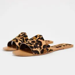Slippers Traf Leopard Print Flat pour femmes 2024 Tête ronde d'été Open Toe Slipper Leisure Woman's Heel Pad Sandals Indoor Sandals Chaussures
