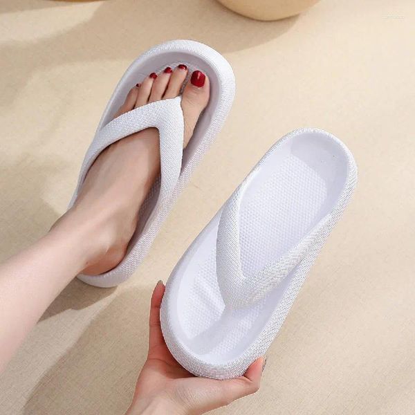 Zapatillas tipo de flip flop clip pie antideslizante al aire libre verano suave suela baño pareja usando sandalias casual grueso