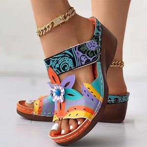 Pantoufles Curseur en forme de coin avec des motifs floraux tribaux colorés nouveau curseur de plate-forme pour femmes sandales à imprimé floral tribal chaussures ethniques pour femmes J240402
