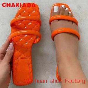 Slippers en gros de couleurs néon sandales plates pour femmes à deux lignes brevet cuir Pu Slip on Fomen Women Casual et Fashion Sandle