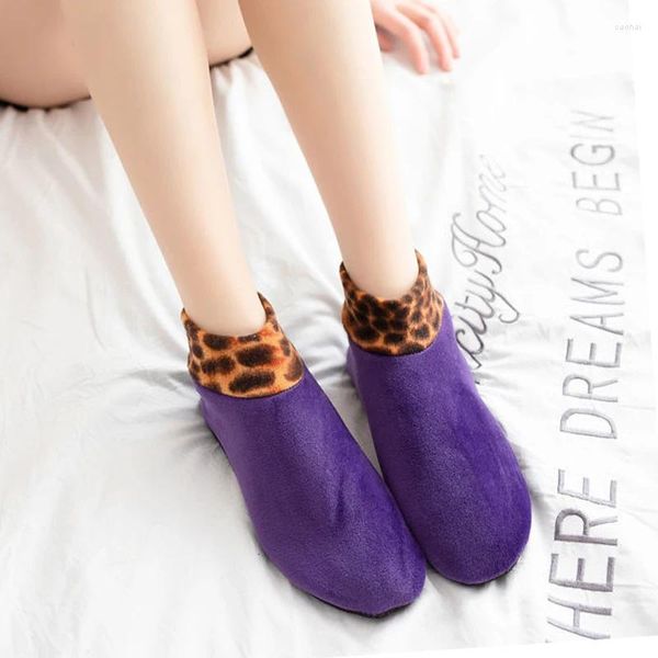 Pantoufles en gros en gros de la maison en peluche pantoufle femme intérieure chaussures d'hiver clair femme maison planes plates diapositives douces pour chambre à coucher