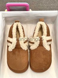 Pantoufles Hiver Femme Pantoufle Luxe Diapositives Chaussures De Fourrure Pantofle Plate-forme Basse Designer Peluche 2023 Plat Rome Coton Tissu Couverture Talon avec f X0905