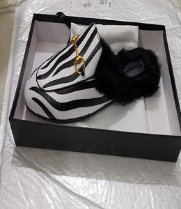 Slippers aux cheveux cuir de cuve de vache avec boîte Classic Fashion Black Rabbit Hair Slippers Forme Woman328957