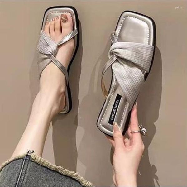 Pantoufles femme plat été 2023 élégant sandales plissées pour femmes décontracté tongs couleur Pure chaussures pour femmes