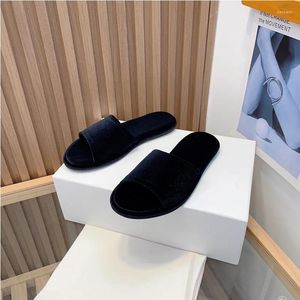 Slippers Femmes 2024 Rétro minimaliste Pro Skin Velvet Velvet Soft Bottom Home non glissée Sandales extérieures