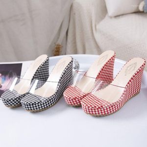 Slippers Women's Coréen Summer Plaid Square Fashion confortable Slope talon Flip Slipeers Transparent Women Chaussures