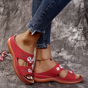 Slippers Femmes Designer S Trou de mode Chaussures Big confortable Anti Slip Girls Sandals Sandals Sandales avec une taille pour Fahion Shoe Girl Sandale