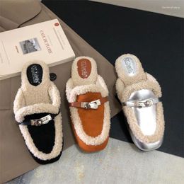 Pantofole da donna elegante peluche 2024 inverno caldo temperamento coreano all'aperto pelo di agnello fibbia in metallo scarpe eleganti mature piatte