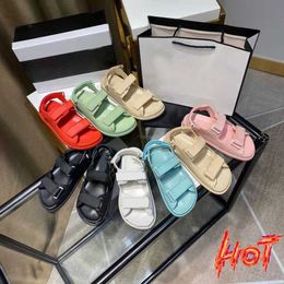 Slippers vrouwen Hook Loop Strap dad Channel sandalen gewatteerd Echt leer PVC Jelly twee stijlen designer sandaal luxe Parijs Beach Shose Flip Flop22