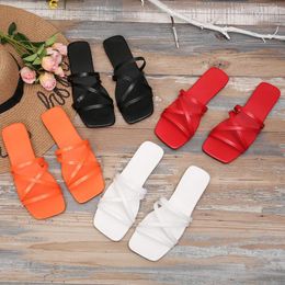 Slippers Femmes de grande taille en cuir carré en cuir sandalias appartements semelle flip flop été 2024 plage tendance chaussures simples