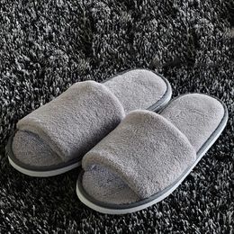 Slippels vrouwen/mannen fleece slippers solide kleur koraal zachte niet-uitzetbare huis gastvrijheid slippers feestgeschenken voor hotelgasten slippers g230210