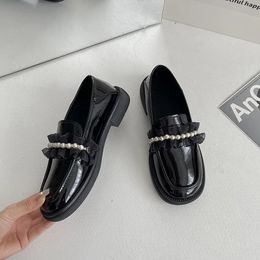 Hausschuhe Frauen Plattform Schuhe Perlen High Heels Patent Leder Slip auf Dicke Sohle Faulenzer Rüschen Lolita zapatos mujer 231006
