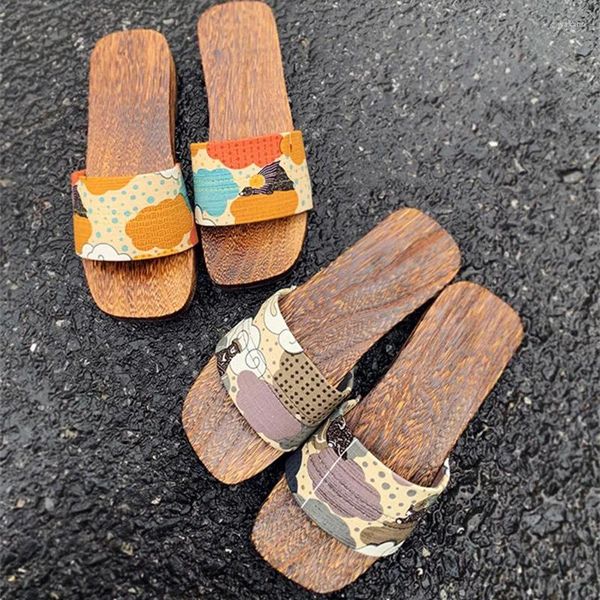 Sandales en bois des pantoufles de style Japon pour femmes