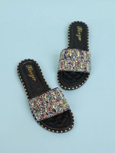 Slippers Chaussures féminines pour les usures d'été à la mode européenne et américaine diamant à fond plat français