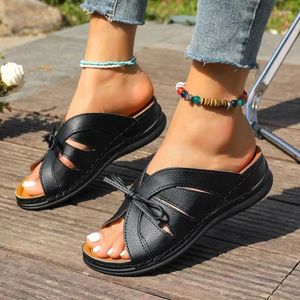 Slippers Chaussures féminines en vente 2024 Open Toe Summer Rome solide Hollow Out Femme Cend Casual Beach
