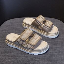 Slippers dames zomer hoge hakken sandalen platform wigvormige pantoffels voor externe slijtage nieuwe antislip strandschoenen voor dames 231118