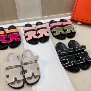 Slippers pour femmes Livraison gratuite avec boîte à chaussures en cuir d'été avec strass de ramiage velcro épais semets paresseux et femmes Sandales de plage de plage