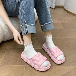 Slippers Femme Chaussures 2024 Fashion d'été Flat dames sandales décontractées maison non glip