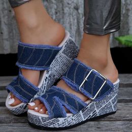 Hausschuhe Damen Schuhe Lässige Mode Urlaub Alltagskleidung Sommer Zeitung Schnallen Denim Keil Hausschuhe Sandalen 2023 L230717