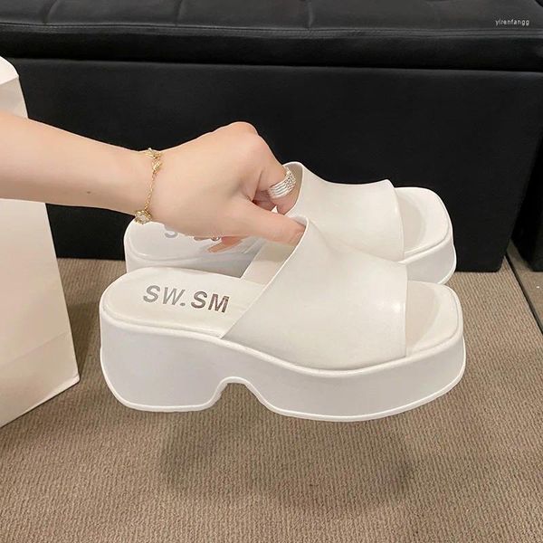 Zapatillas zapatillas para mujeres con el techo abierto gruesas pendiente sandalias de tacón 2024 estilo de verano de estilo blanco muffin muffin tobogán de playa