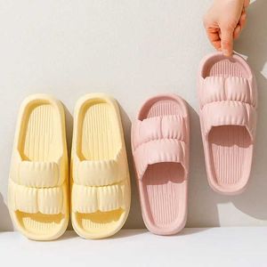 Slippers Femmes Soft Sole Cloud Dames Korean Eva pour les tongs à domicile Chaussures de plate-forme de plage d'été Sandales H240514